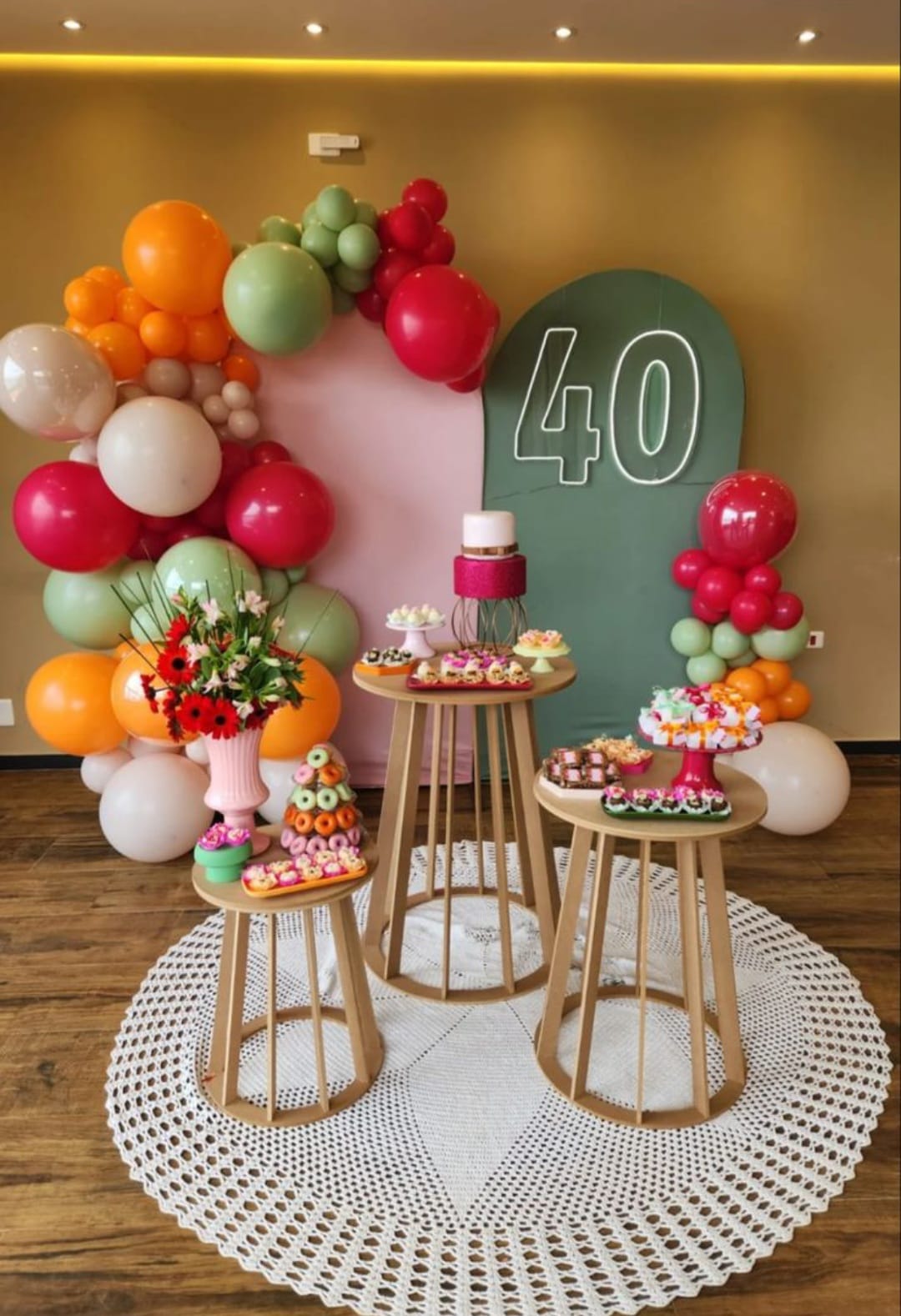 Decoração adulta 40 anos colorida com balões verde, laranja e vermelho