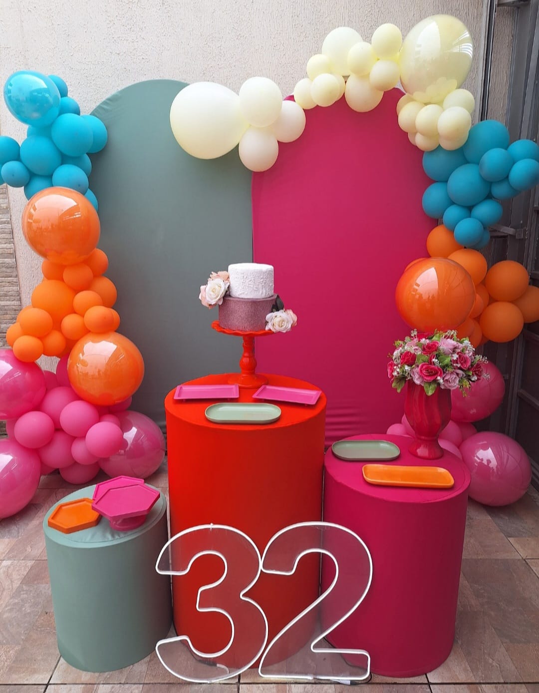 Decoração adulta 32 anos pink, verde e laranja vibrante