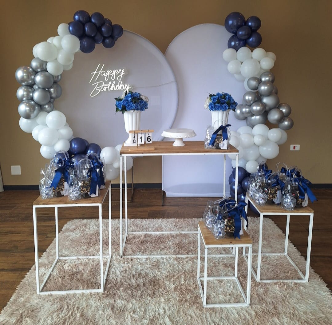 Decoração adulta 16 anos azul marinho, prata e branco com Happy Birthday em neon