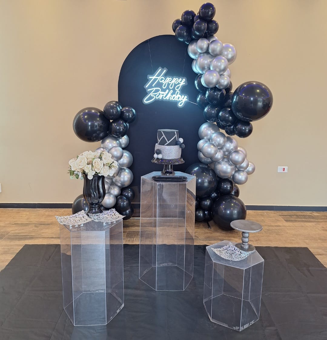 Decoração adulta preto e prata com Happy Birthday em neon e bolo decorado