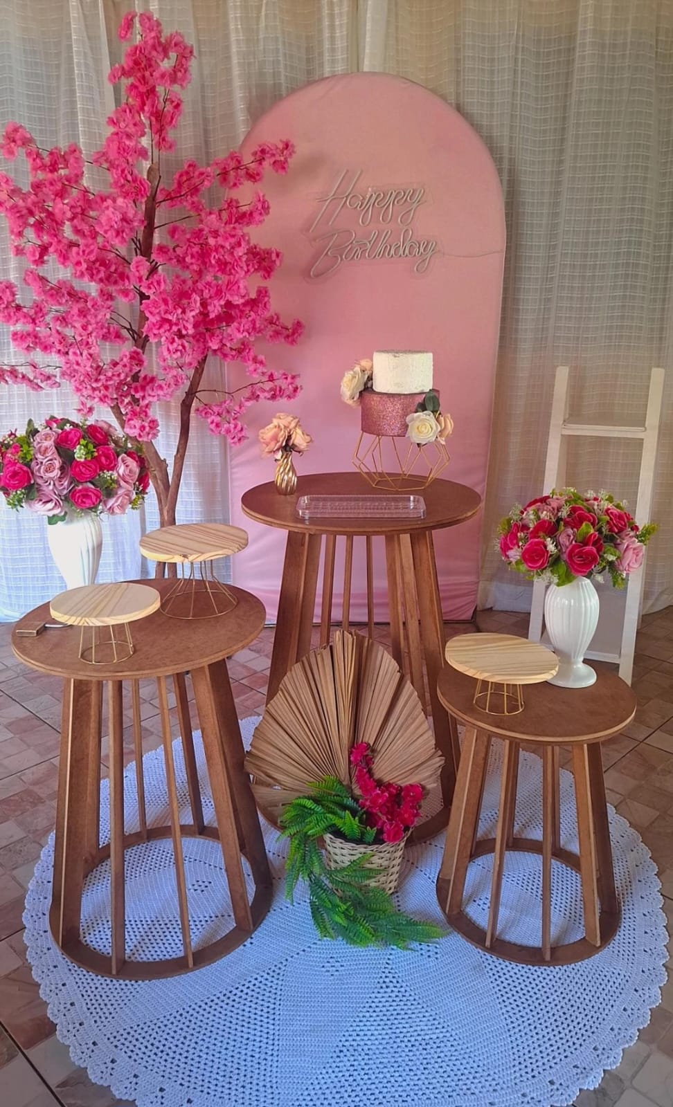 Decoração adulta romântica rosa com cerejeira e neon Happy Birthday