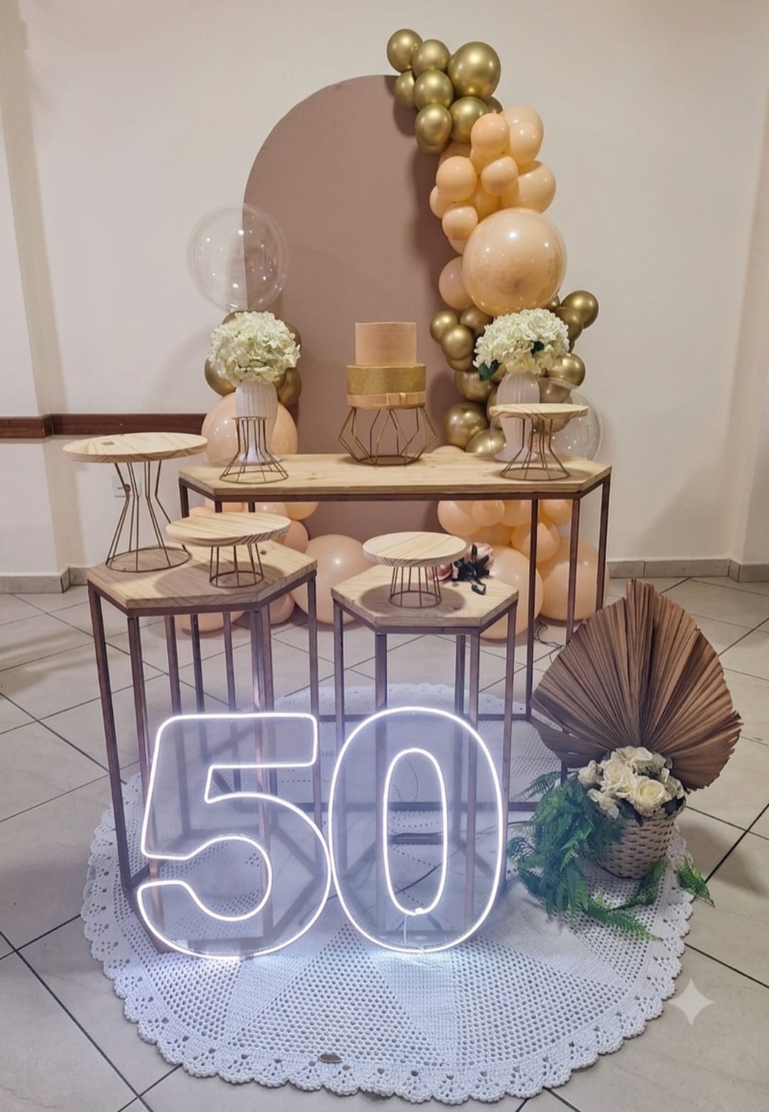 Decoração adulta 50 anos rosé, dourado e nude com neon